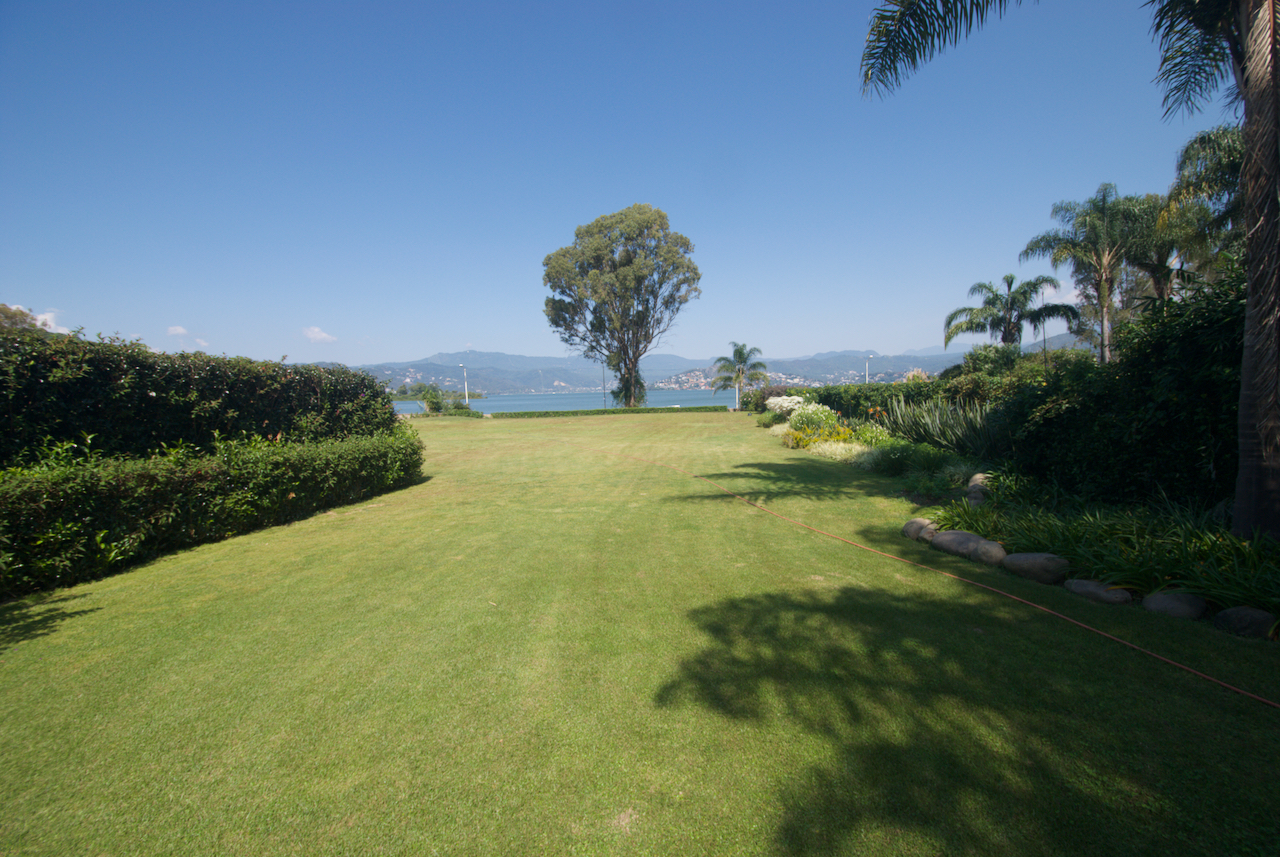 Jardines con Vista al Lago